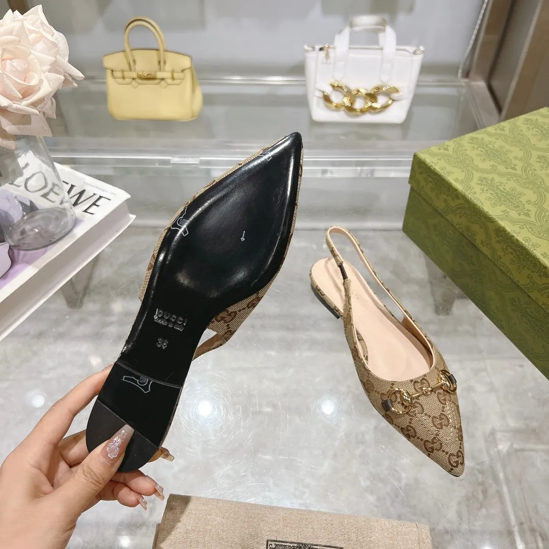 👟👟Ex-factory price 440👟👟 (genuine leather sole +40) Gucci Original GG canvas adds dazzling essence to these slingback pumps. Brown leather piping and light gold-toned hardware are complemented by beige and brown graphics. The pointed toe, elasticated straps and low heel all work together to create a comfortable fit. Upper: Made of first-layer imported patent cowhide/sheepskin lining. Outsole: Rubber non-slip outsole/genuine leather outsole. Size: 35-42 (34/41 42 customized, non-refundable)​